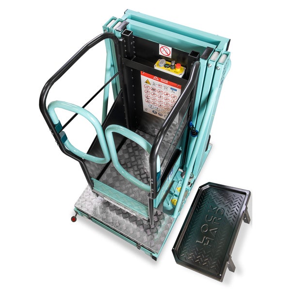 Türkisfarbene mobile Arbeitsbühne aus Metall mit Riffelblechboden, Handläufen, Sicherheitshinweisen und einer separaten schwarzen Trittstufe.