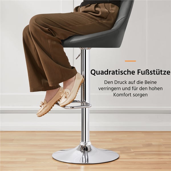 Person sitzt auf einem Barhocker mit quadratischer Fußstütze.