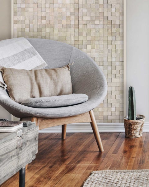 Dekoratives Wohnzimmer mit Holzpaneelwand und modernem Sessel