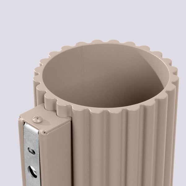 Zylindrisches, geriffeltes Fallrohr aus Metall in Beige mit Wandhalter.