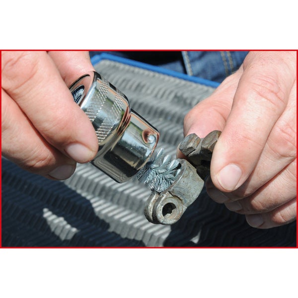 Drahtbürstenaufsatz für Bohrmaschine im Einsatz