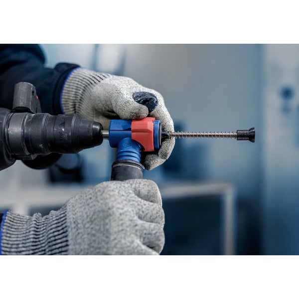 Eine Bohrmaschine mit Staubsaugeradapter im Einsatz