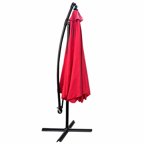 Geschlossener Ampelschirm auf einem Kreuzständer