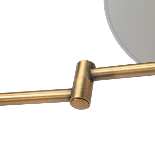 Detailansicht eines Gelenks am Lampenarm aus Metall in gebürsteter Messing-Optik.