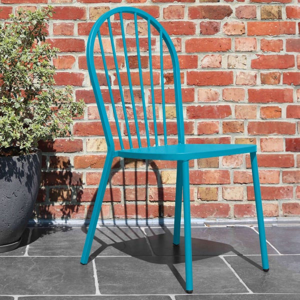 Blauer Gartenstuhl aus Metall mit hoher Rückenlehne in Lattenoptik.