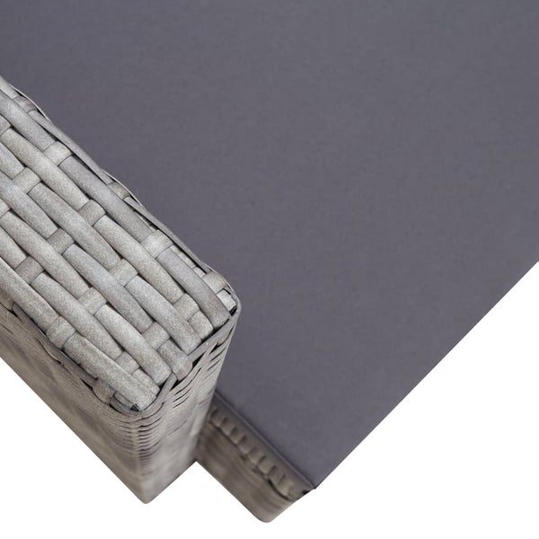 Detailansicht einer Dekofigur mit Weihnachtsmannmotiv, darunter ein Baum, ein Vogel und eine Laterne.