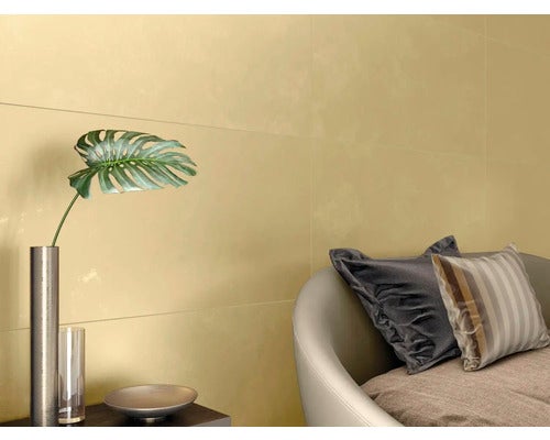 Raumgestaltung mit Wandfliesen, Dekoration und Sitzgelegenheit