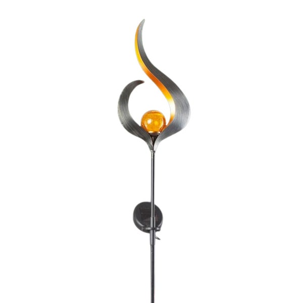 Solar-Gartenstecker in Flammenform aus Metall mit einer Glaskugel in Bernsteinoptik und Solarpanel.