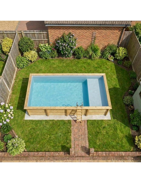 Aufbaubecken mit Holzverkleidung und Leiter im Garten