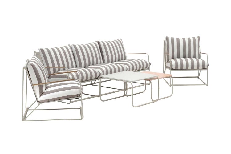 Modernes Lounge-Set bestehend aus einem Dreisitzer-Sofa, zwei Sesseln und zwei Beistelltischen mit gestreiften Polstern und Metallgestell.