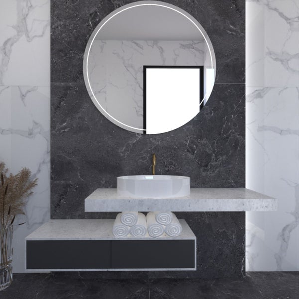 Modernes Badezimmer mit Marmorwand, rundem Spiegel, Aufsatzwaschbecken und Handtüchern