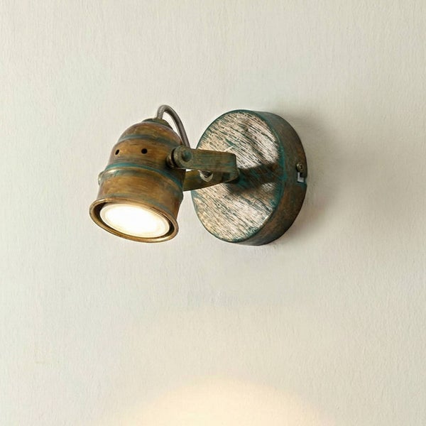 Wandspot mit Metalleffekt auf einer Wand