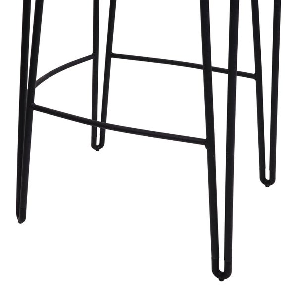 Detailaufnahme eines Barhockers mit Metallgestell