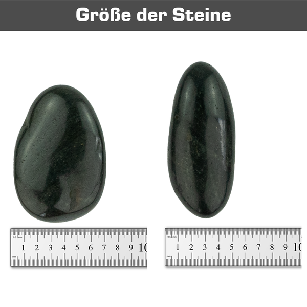 Abbildung zur Größe von polierten schwarzen Zierkieseln mit einem Maßstab in Zentimetern.