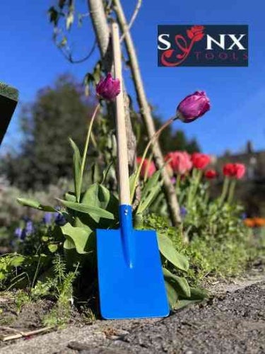 Blaue Gartenschaufel mit Holzgriff neben Blumenbeet und Sonx Tools Logo
