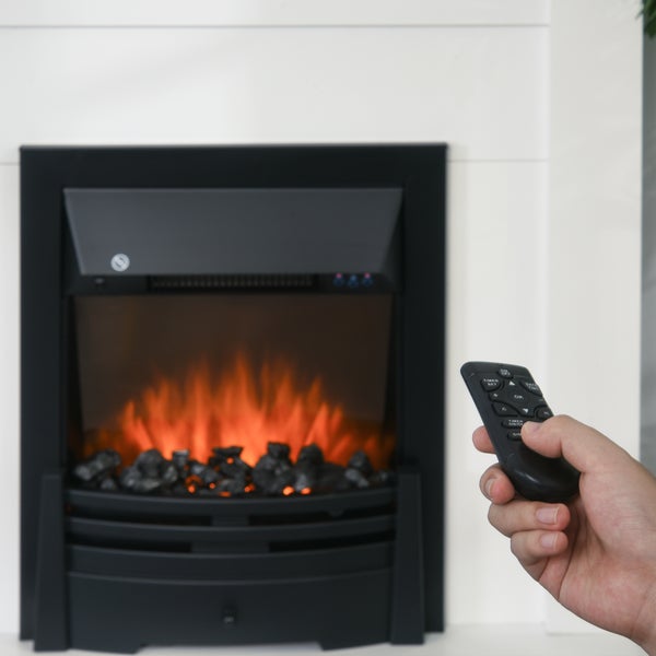 Elektrischer Kamin mit simuliertem Feuer und Hand mit Fernbedienung