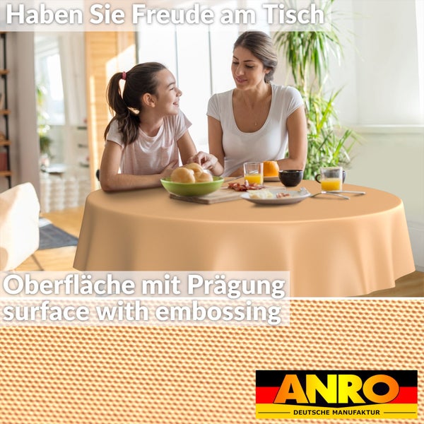 Runder Tisch mit geprägter Tischdecke in hellem Esszimmer mit Frau und Kind. Detailansicht der Oberflächenprägung und ANRO Logo.