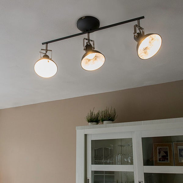 Deckenleuchte mit drei Strahlern im Innenraum