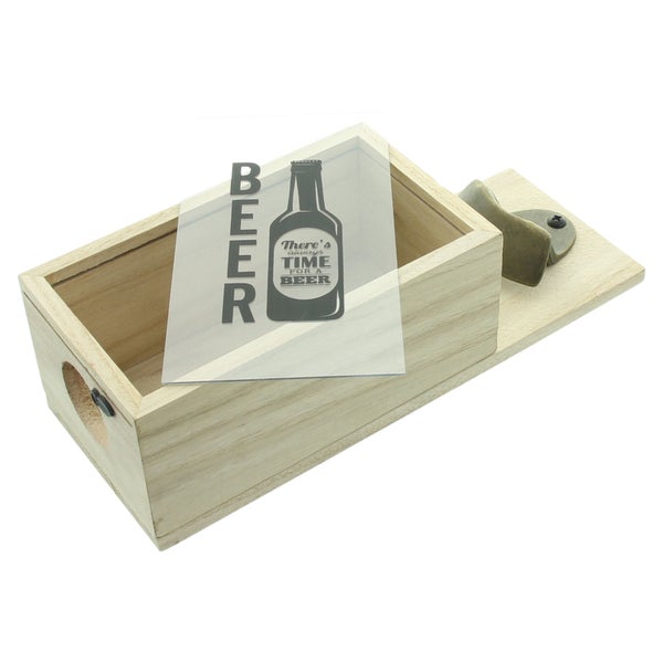 Wand-Kronkorkensammler aus Holz mit integriertem Flaschenöffner und Glasscheibe mit Bier-Motiv.