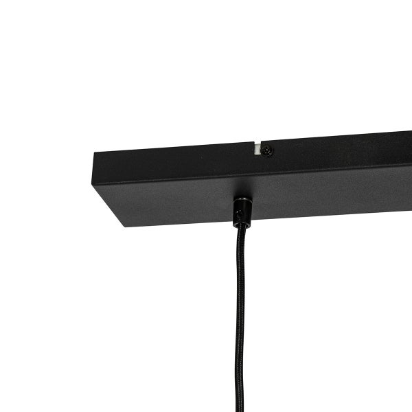 Detail einer Deckenleuchte mit schwarzem Kabel