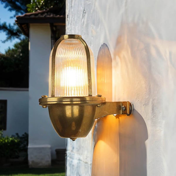 Messingfarbene Außenwandleuchte mit geripptem Glasschirm