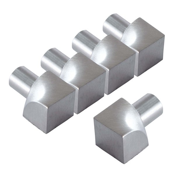 Vier quadratische Möbelverbinder aus gebürstetem Metall mit zylindrischem Zapfen.