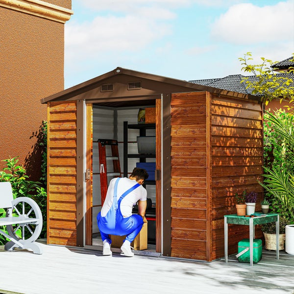 Outsunny Gerätehaus Metall im Holzoptik 3 m² 152 x 235,7 x 208,7 cm Geräteschuppen mit Satteldach Fenster Doppel Schiebetüren wetterfest Gartenhaus Outdoor Garten Schuppen für Hinterhof Braun