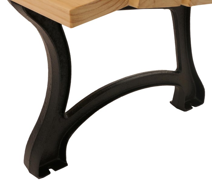 Detailaufnahme einer Bank mit Holzplatte und Beinen aus Gusseisen.