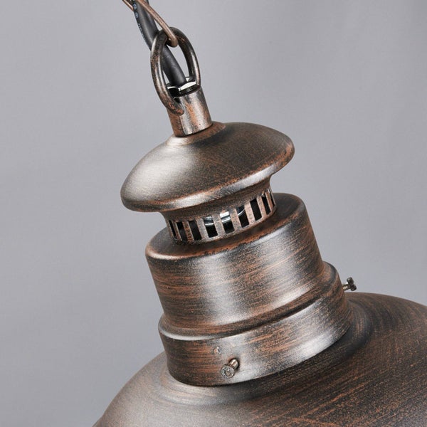 Detailaufnahme der Deckenbefestigung einer Lampe