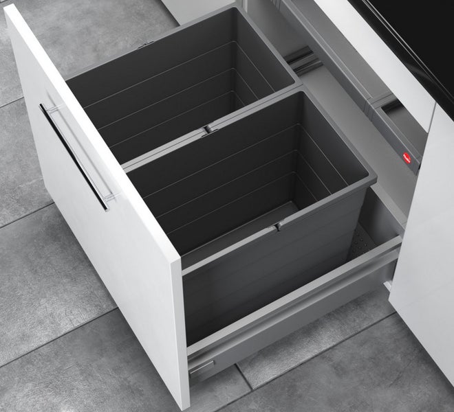 Offener Küchenschrankauszug mit zwei Mülleimern