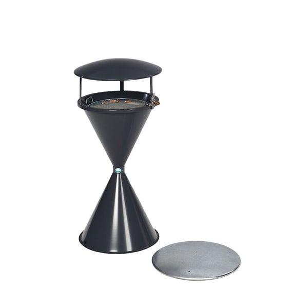 Standaschenbecher aus Metall mit Dach und Sandsieb in Doppelkegelform.