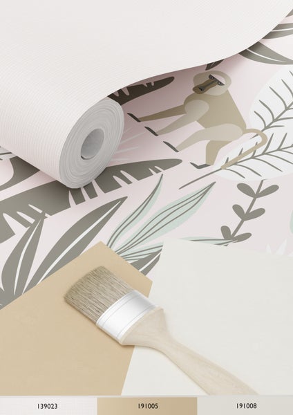 Tapetenrolle mit Affenmotiv, Pinsel und Farbmusterkarten