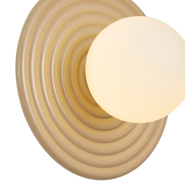 Wandleuchte mit runder, gerillter Basis und einer kugelformigen Glaskugel als Leuchtmittel.