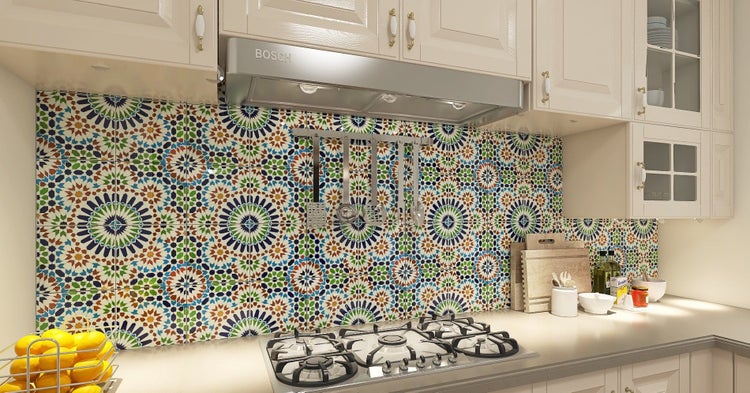 Küchenszene mit Mosaikfliesen, Dunstabzugshaube und Herd