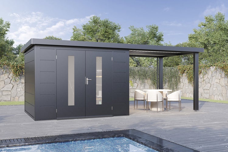 Modernes Gartenhaus aus Metall mit integriertem Terrassendach und Doppeltür mit Lichtausschnitten neben einem Pool.