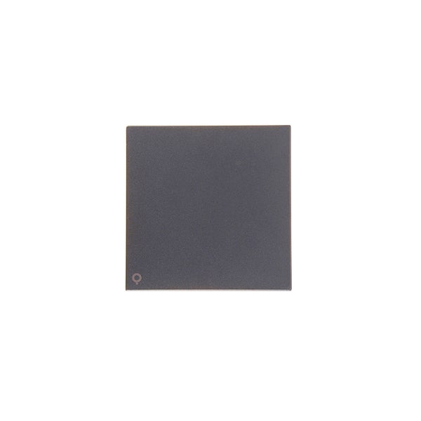 Quadratische Schalterwippe in Anthrazit mit kleinem Lichtsymbol unten links.