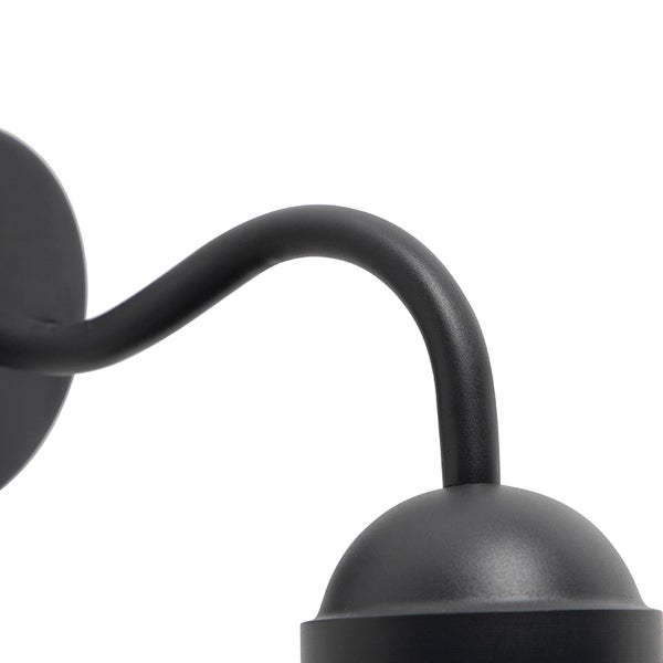 Detailaufnahme einer schwarzen Wandleuchte mit gebogenem Arm