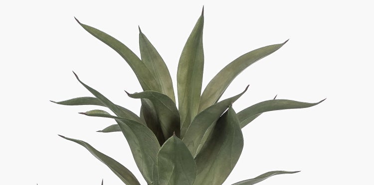 Künstliche Yucca-Palme mit strukturiertem Stamm und grünen, spitzen Blättern.