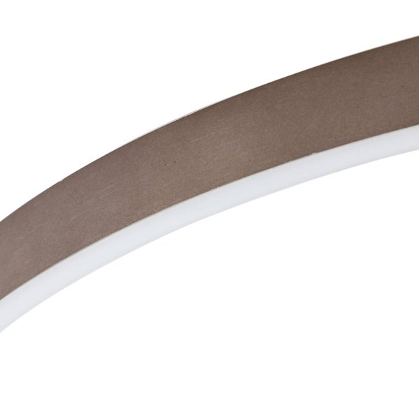 Nahaufnahme einer gebogenen LED-Leuchte mit braun strukturierter Oberfläche und weißem Diffusor.