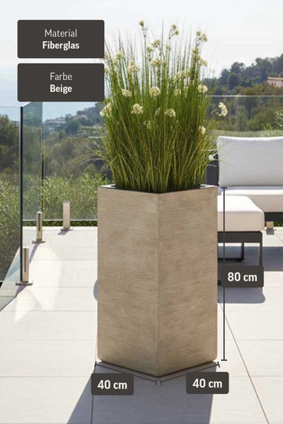 Hoher quadratischer Pflanzkübel aus Fiberglas in Beige auf einer Terrasse, Maße 40 mal 40 mal 80 Zentimeter.
