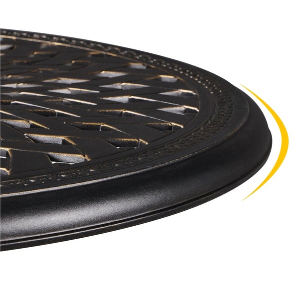 Nahaufnahme einer runden Metall-Gartentischplatte mit Gittermuster und verziertem Rand.