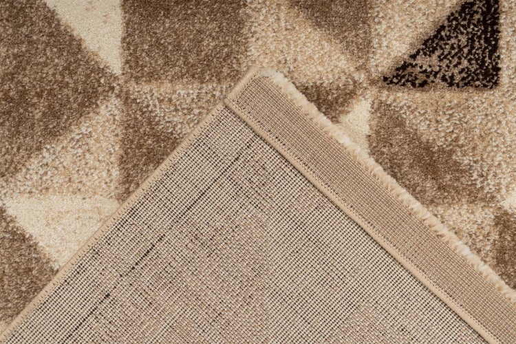 Nahaufnahme eines Teppichs mit geometrischem Dreiecksmuster und gewebtem Rücken.
