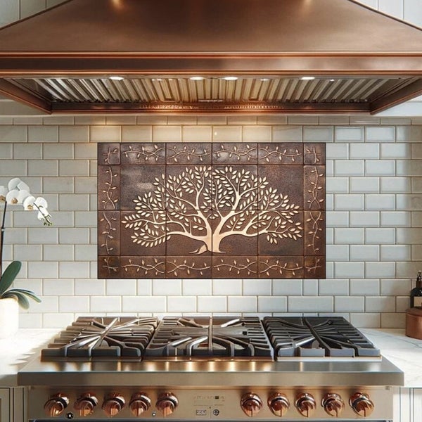 Wandbild aus Fliesen mit Baum-Motiv in einer Küche über einem Herd.