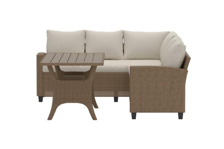 Garten-Lounge-Set aus braunem Polyrattan mit Ecksofa, beigen Kissen und Tisch.