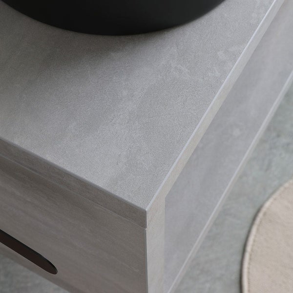 Detailansicht eines Badezimmermöbels mit Ablagefläche