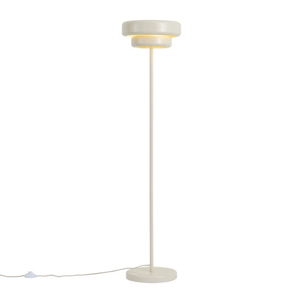 Moderne Stehleuchte mit zweistufigem Lampenschirm und schlankem Standfuß für indirekte Beleuchtung.