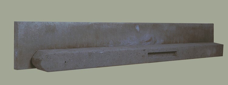 Länglicher Bordstein aus Beton zur stabilen Einfassung von Wegen und Beeten im Außenbereich.