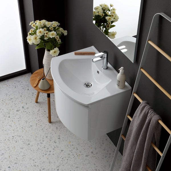 Modernes Badezimmer mit weißem Waschbecken, Armatur und Handtuchhalter.