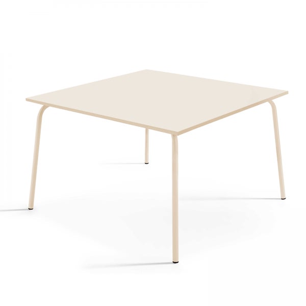 Quadratischer Tisch in Beige mit vier schlanken Beinen.