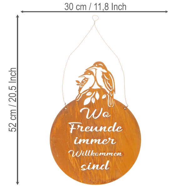 Rostiges Dekoschild zum Aufhängen mit Vögeln und Spruch Wo Freunde immer Willkommen sind, inklusive Maßen 52 mal 30 Zentimeter.